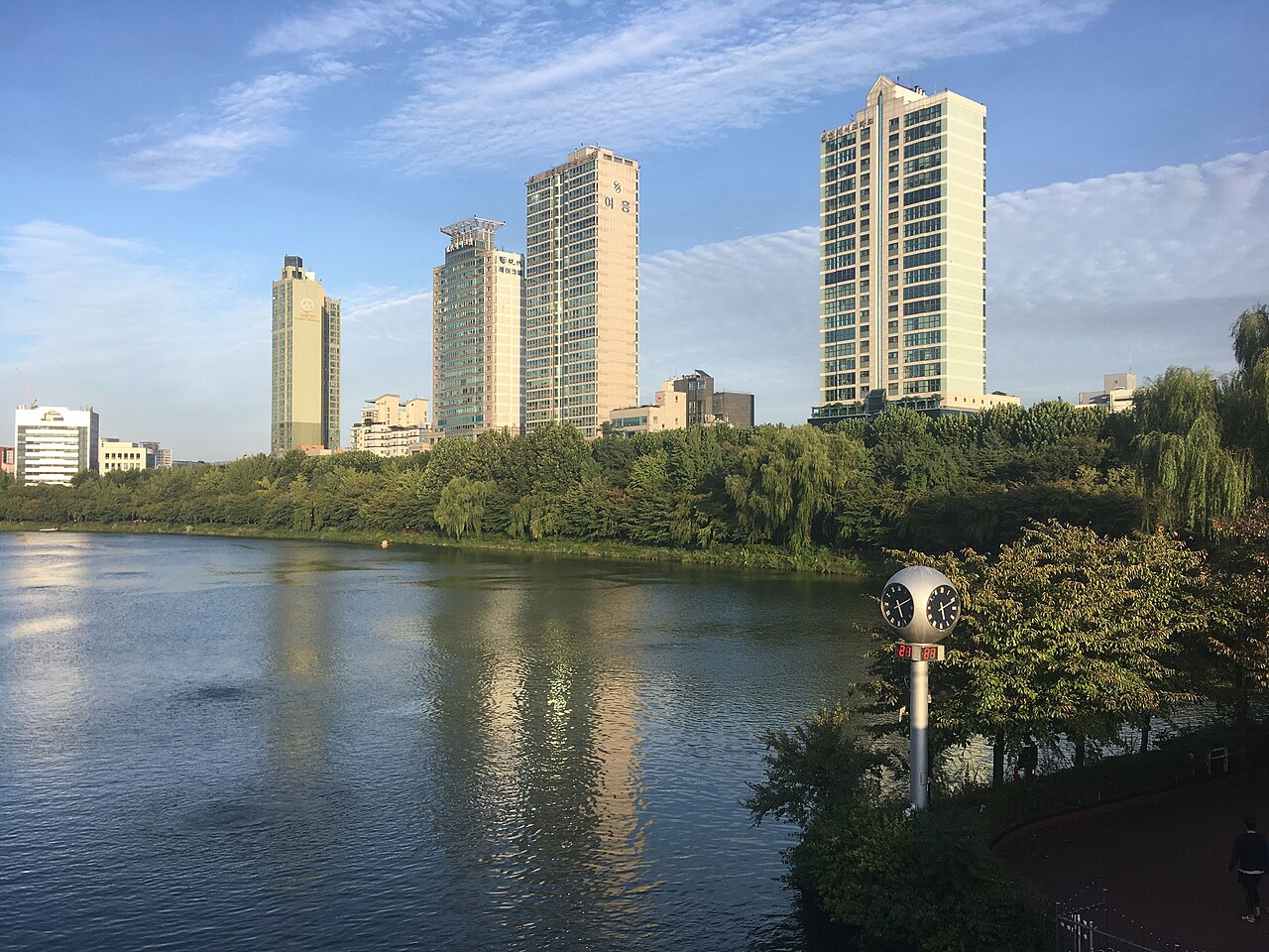 Seokchon Lake and the surrounding cityscape in the Jamsil area of Seoul