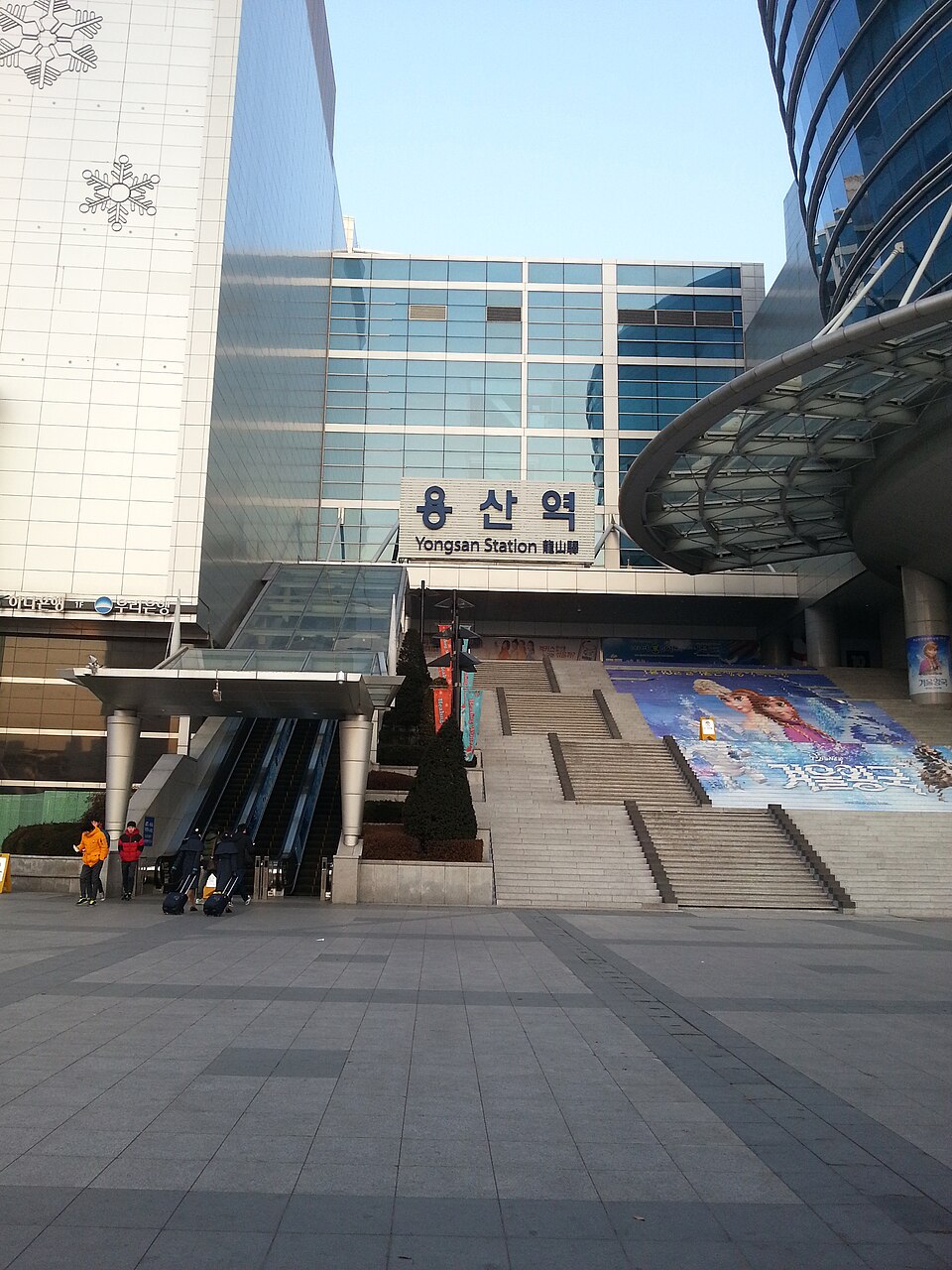 The front of Yongsan Station in Seoul